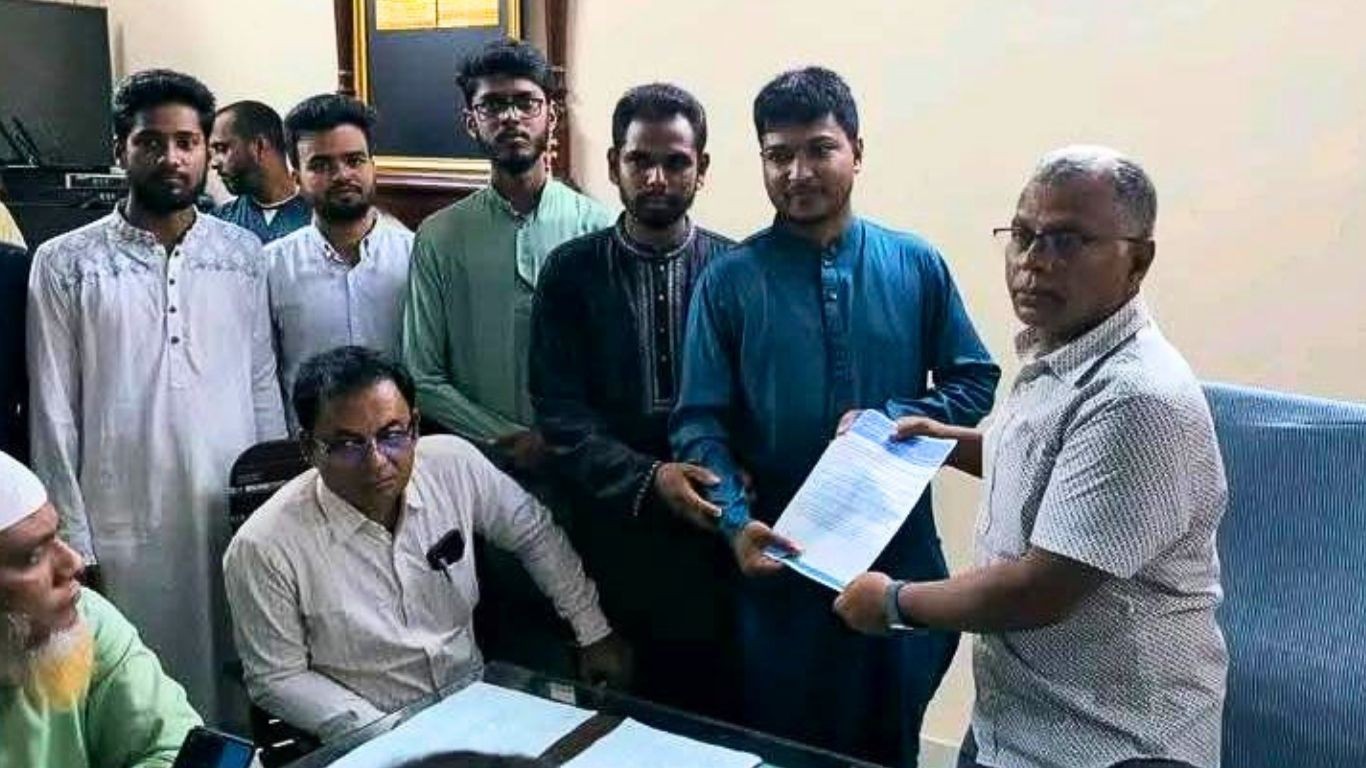 জয়পুরহাট কলেজে অধ্যক্ষের কক্ষে হামলা, ছাত্রদল-শিবিরের পাল্টাপাল্টি মিছিল